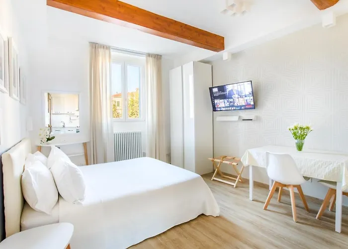 Florence Liona Apartments